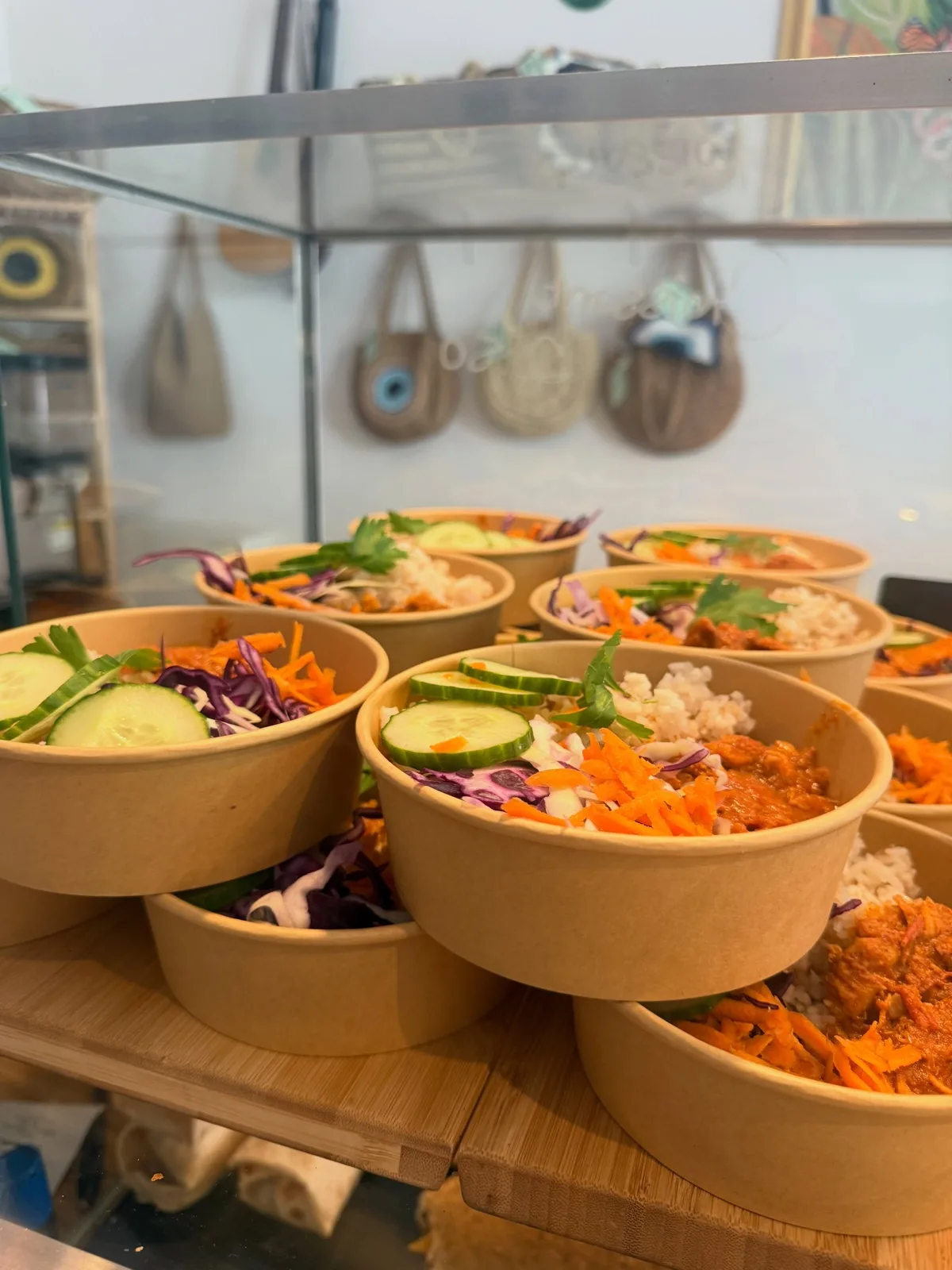 Frische Bowls in der Vitrine: Gurke, Karotte, Rotkraut