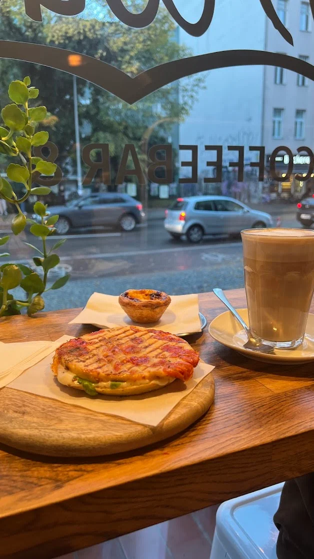 Toastie und Kaffee am Fenster zur Schlesischen