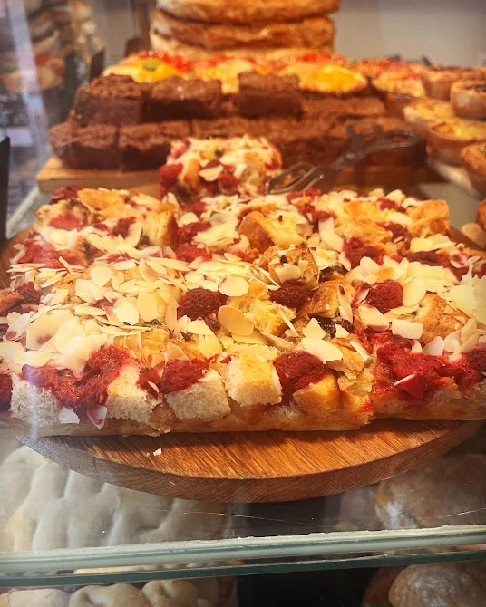 Himbeer-Mandel-Focaccia in der Vitrine