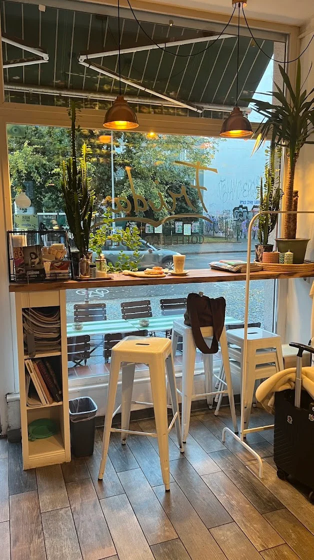 Fensterbar mit Hockern, Frida-Schriftzug am Fenster